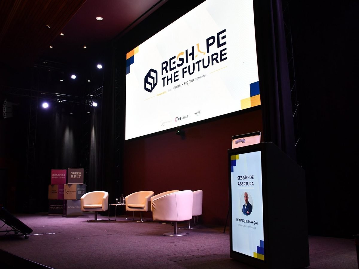 Palco do evento com a identidade projetada